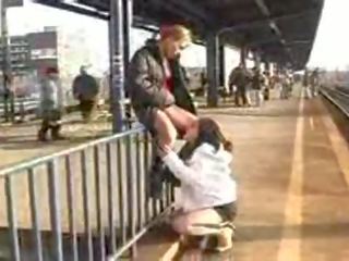 Публичен лесбийки feminine действие на trainstation
