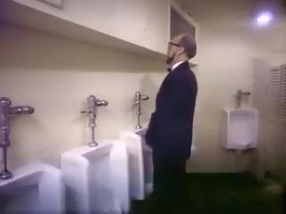 Äärmiselt groovy klassikaline täiskasvanud video stseen sisse a wc stall