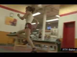 Tonårs kön filma filma siren arbetssätt ut toppmindre vid den gym