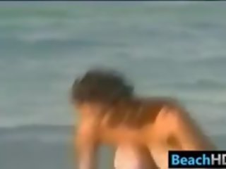 Veliko oprsje punca na na plaža