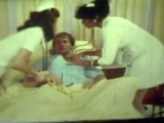 Ondeugend nat verpleegkundigen zuigen schacht en neuken in heet wijnoogst interraciaal seks klem scène