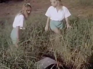 Klassiek volwassen klem film in de bos met twee dames
